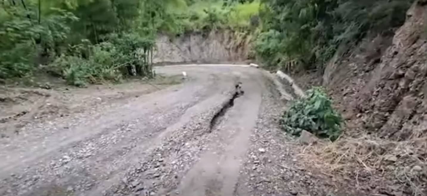CARRETERA DE S/ 41 MILLONES EN YAMANGO SE CAE A PEDAZOS ANTES DE SER TERMINADA CARRETERA DE S/ 41 MILLONES EN YAMANGO SE CAE A PEDAZOS ANTES DE SER TERMINADA